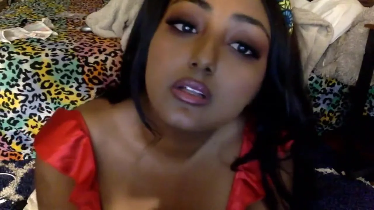 Indian BBW masturbating with her Hitachi on webcam