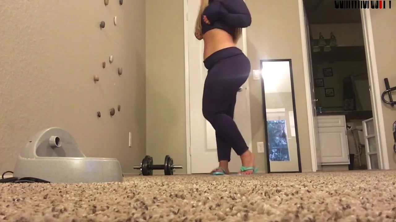 Princesspawg_Yoga-pants-body-show-off