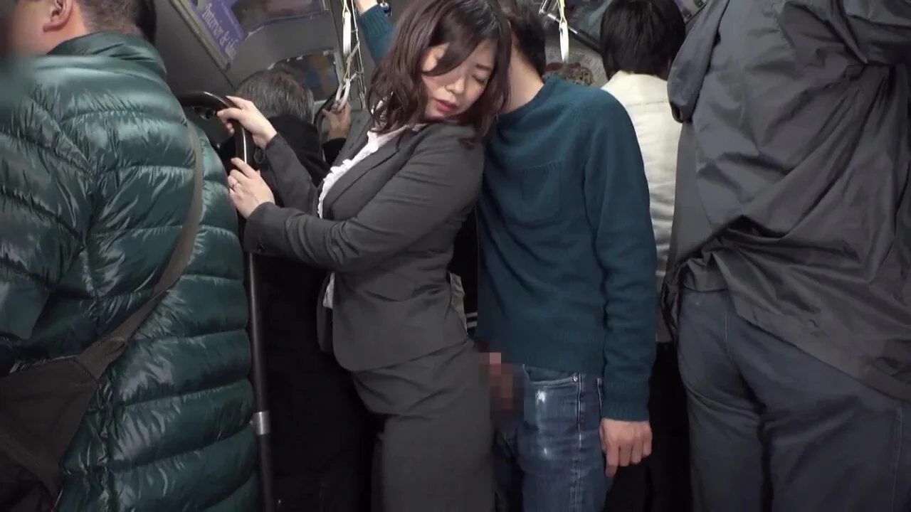 B2K2903-Office Lady Mature Step mother Accepting On A Crowded Bus
