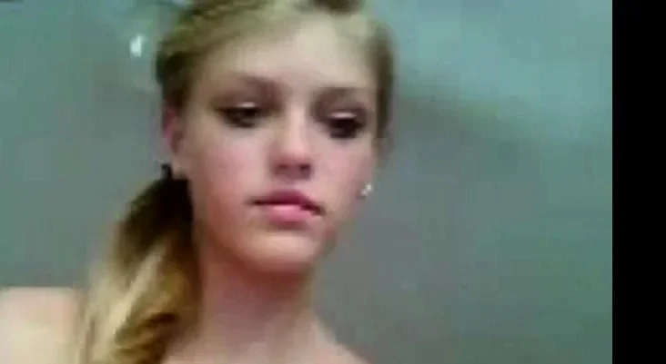 Little blonde cutie show flashes on cam