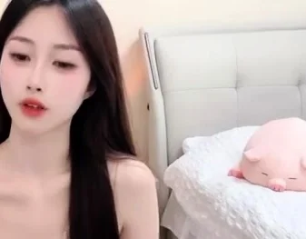 Hot asian babe goes crazy jerking