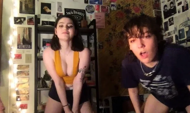Teen real college amateur threesome