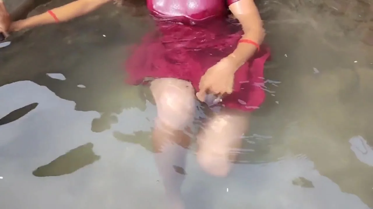 Indian Outdoor Village Opne Water Tenk Bathing Desi Girl Hindi Audio
