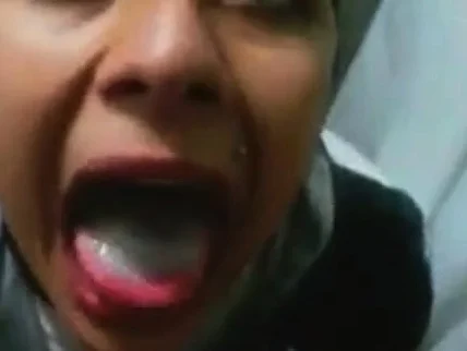 Latina mamando en el bano, se come el semen!