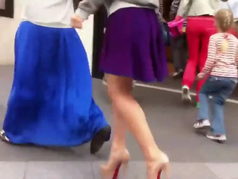 Upskirt look under milf's purple skirt