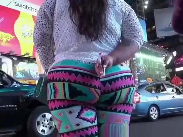 Big ass and thick thighs in leggings