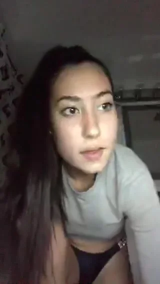 Hot Girl Shaking Her Cute Ass On Periscope