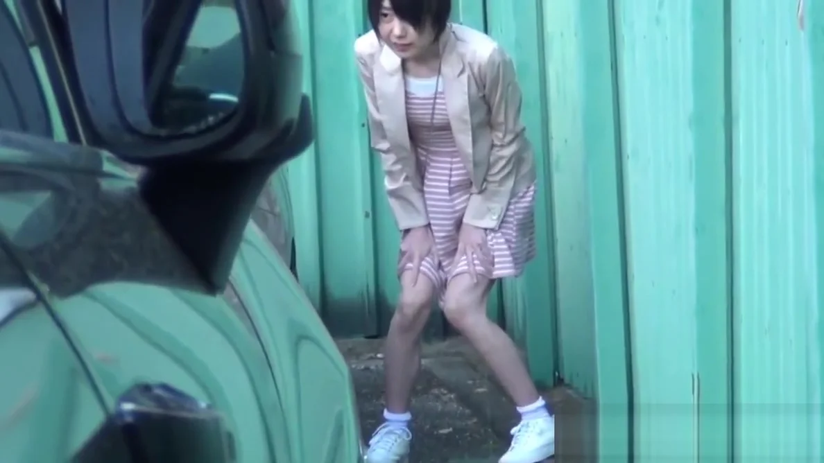 Hot japanese babe pisses