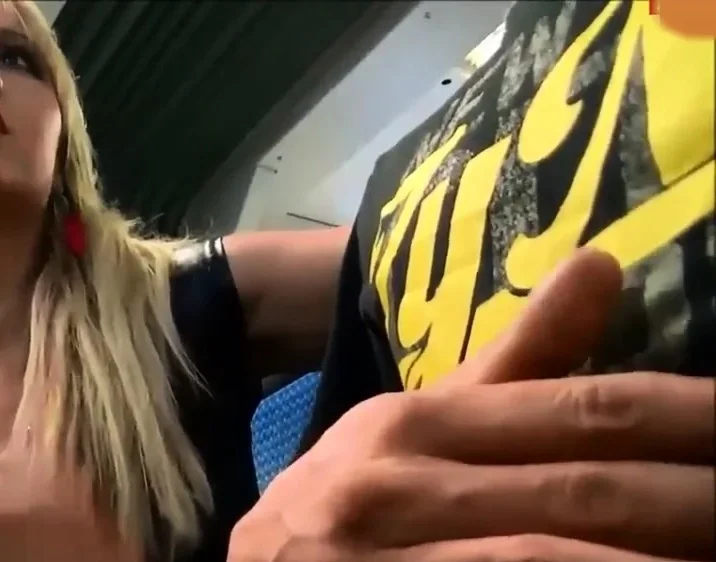 Deutscher Amateur-Blowjob in der U-Bahn