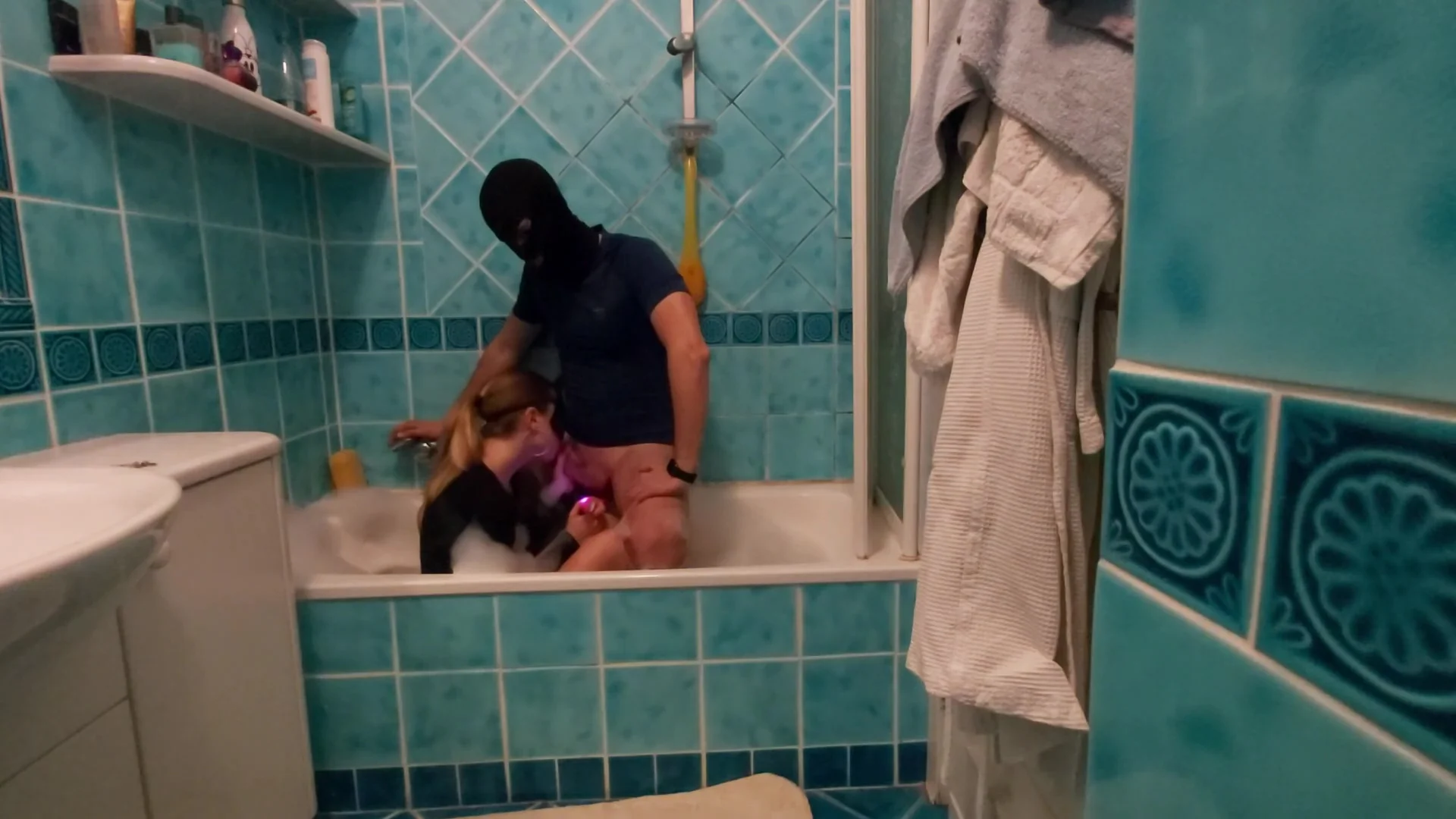 La Bella - Labestia In The Shower