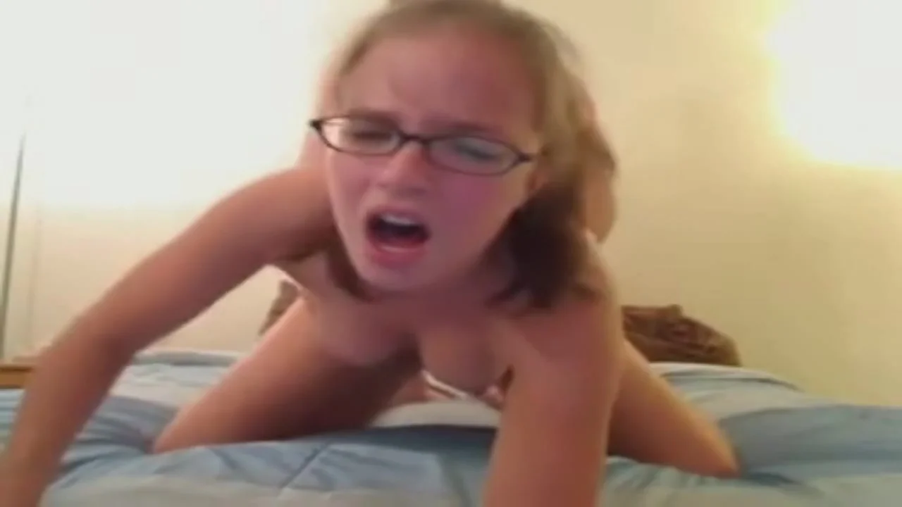 cams3.xyz - nerd girl with ponytails riding on webcam