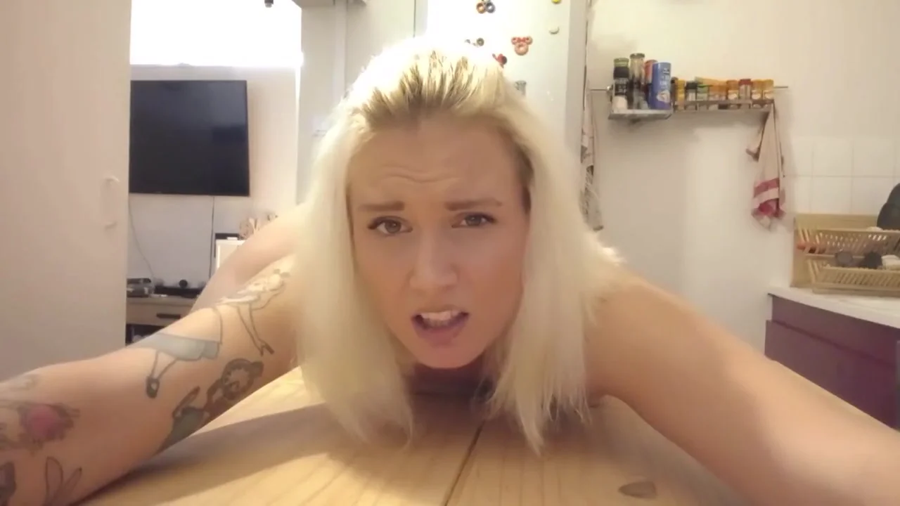 Milf Tatouee Se Fait Attacher Et Fouetter