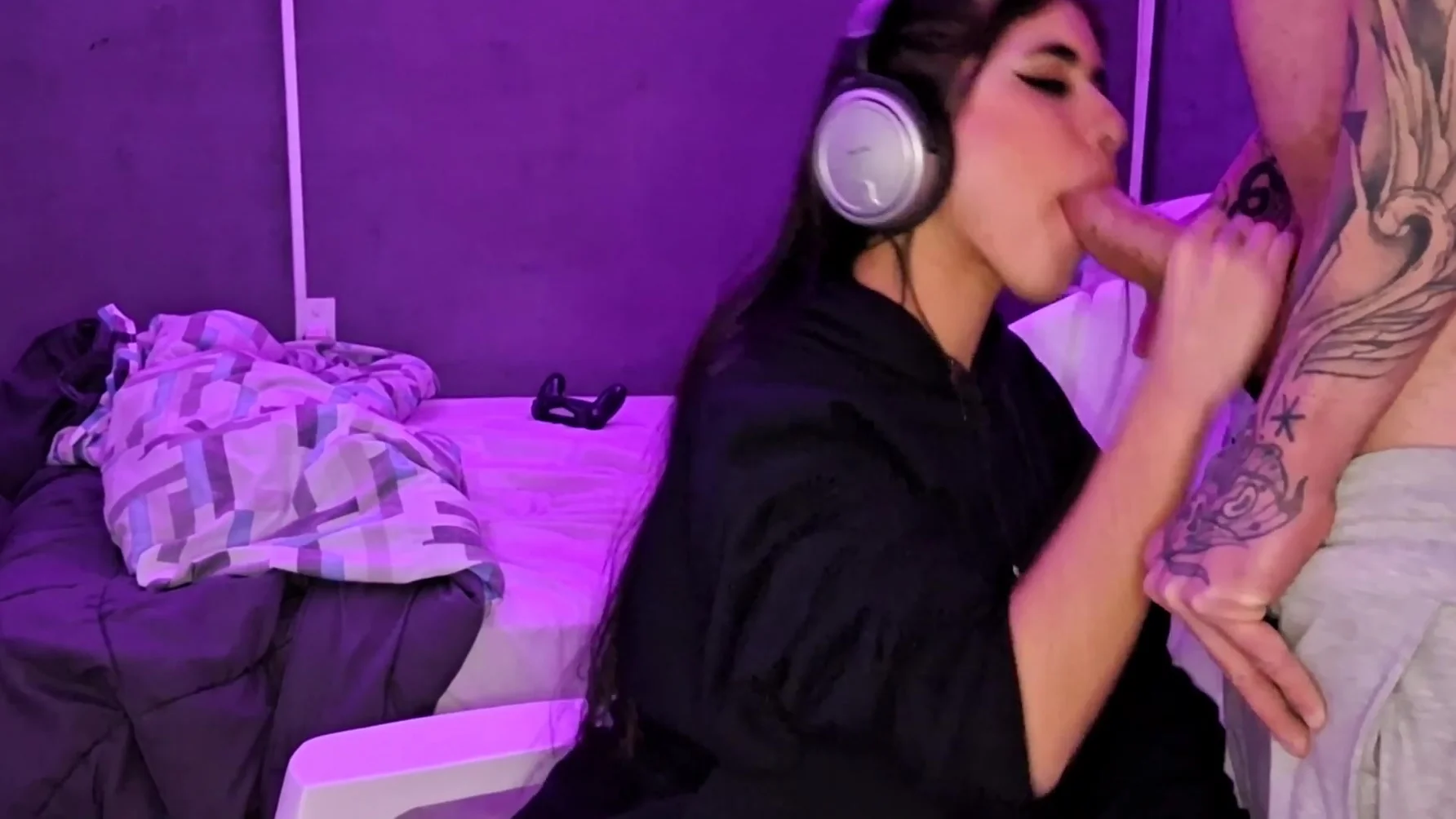 I Gave My Huge Cock To This So She Could Play With Gamer Girl