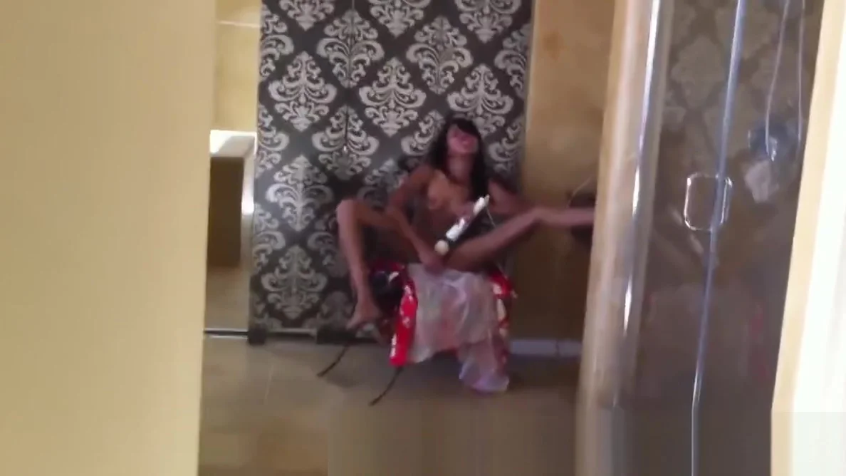Black Girlfriend cums with Magic Wand