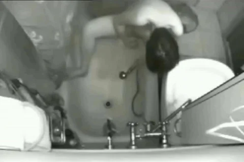 Watch my girlfriend masturbating in bath room