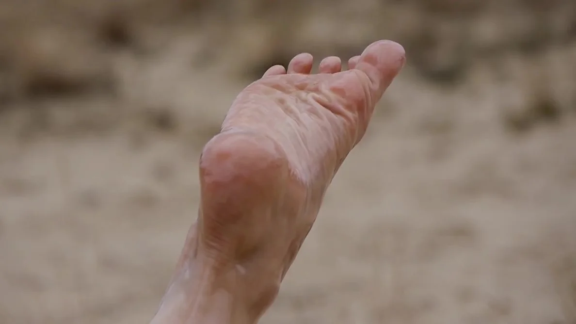 Feet 036 - Oiled Sole Up In The Air