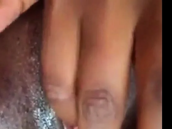 Run of the mill ebony pussy rub