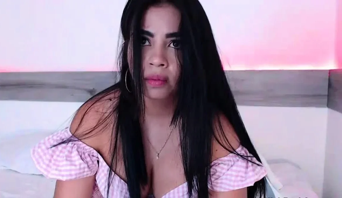 Busty Latina masturbates and squirts on webcam