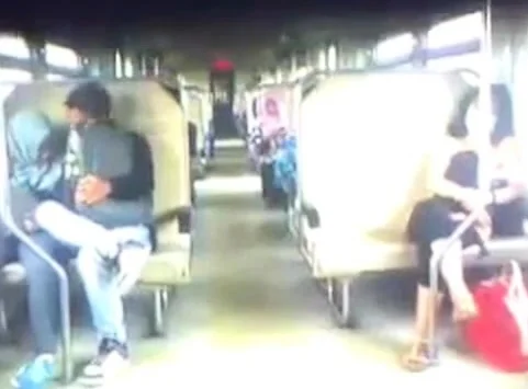 indonesian- ngintip jilbaber ciuman dan grepe dalam kereta