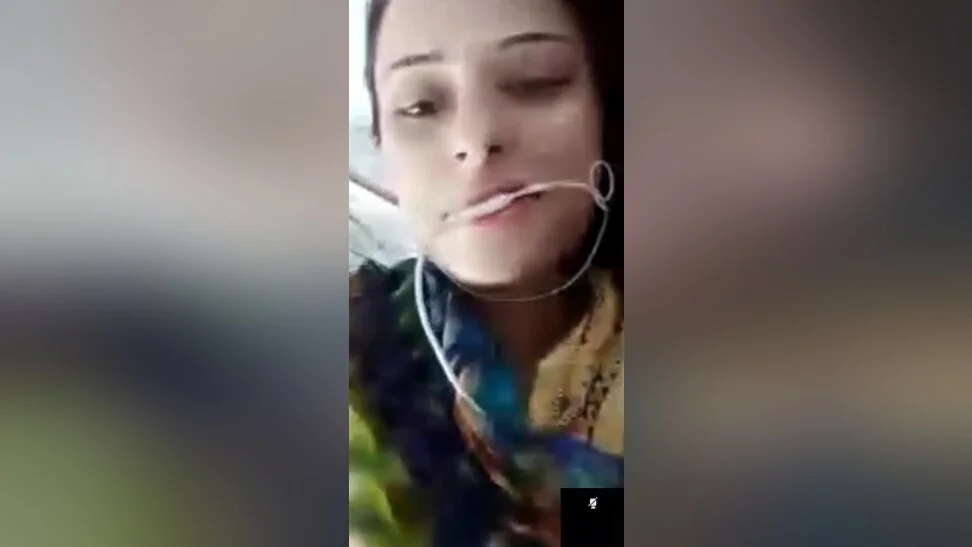 Today Exclusive -desi Village Chick Shows Her Boobs And Pussy 1