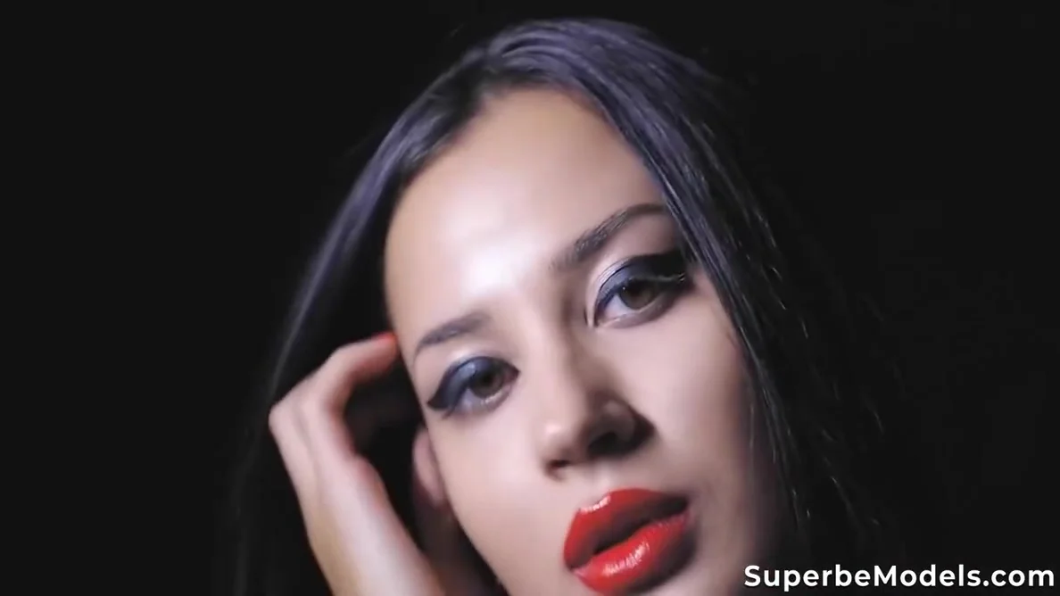 Superbe Victoria Mur Strips Stockings And Pussy