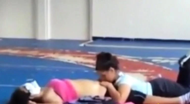 Deux Coquines: Surprise au Gymnase - French Amateur Video