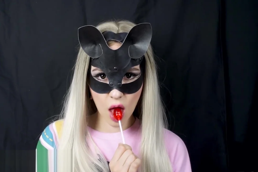 Horny teen 18+ girl makes juicy blowjob with massive facial