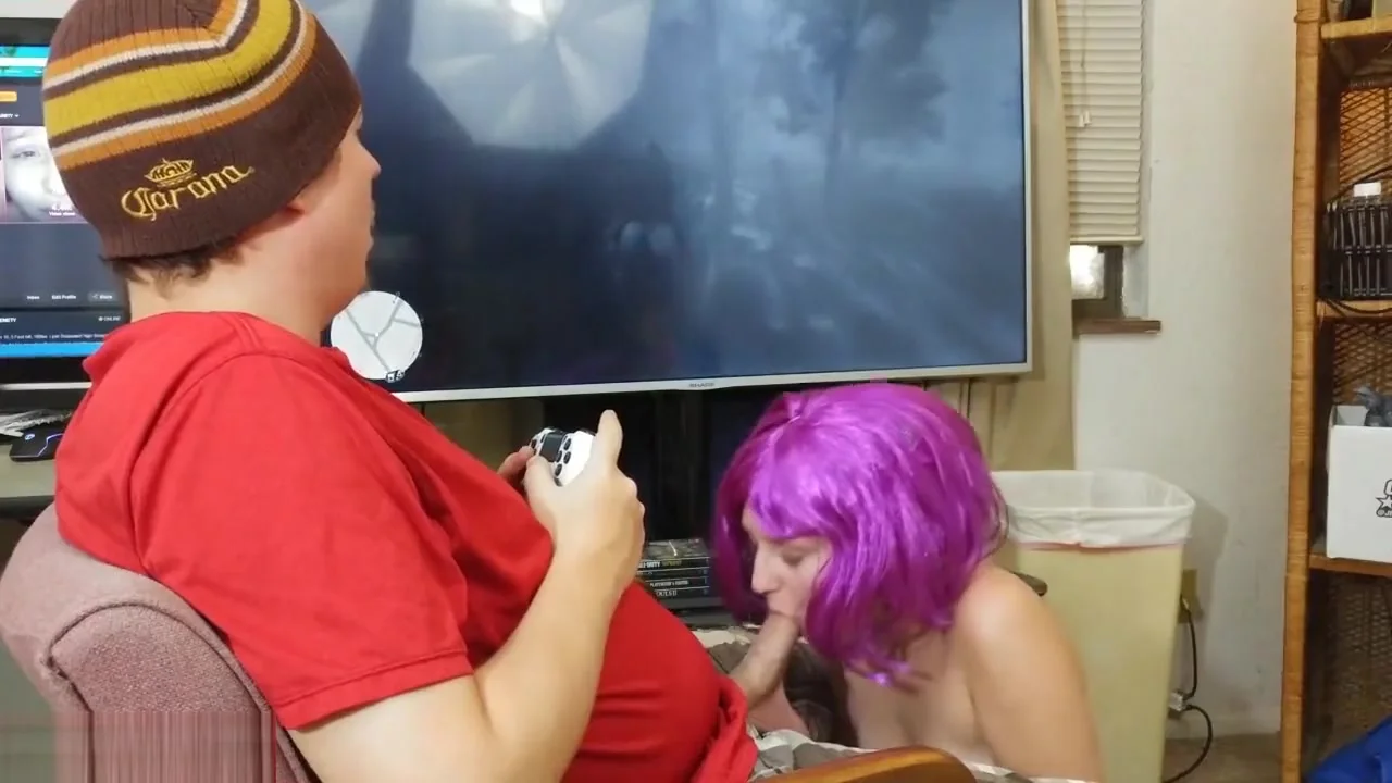 18 y/o Girl Deepthroat Blowjob Fuckin While he Plays Red Dead Redemption 2