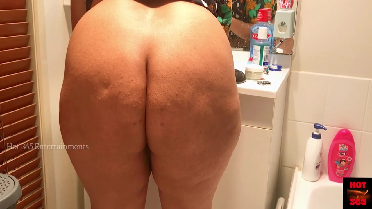 Sensually Teasing In Naked Ass While Applying Facial Mask