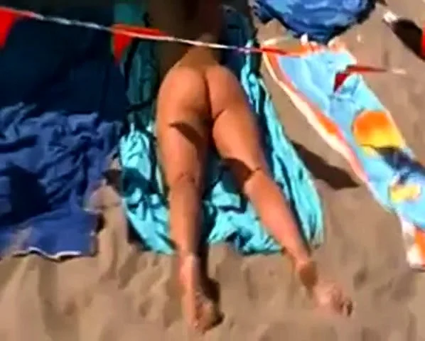 Lisa receives a present in her pussy on the cap adge beach