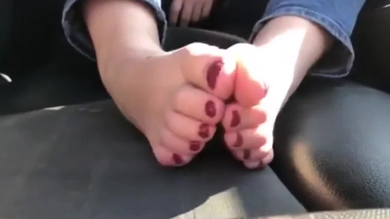 Mania moves her sexy (size 38) feet, 2