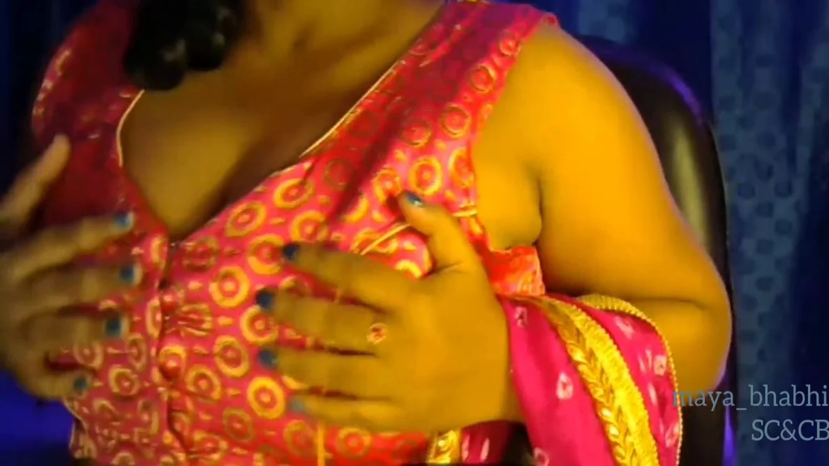 Bhabhi Showing Her Cloth Under Boobs Willingly