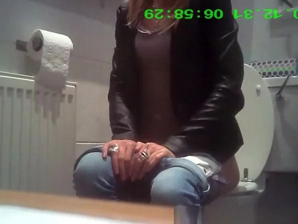 Blonde chick pisses and cleans pussy