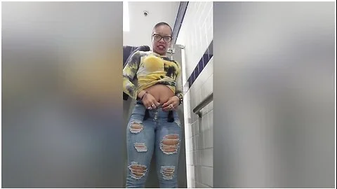 Uniqueen Peeing On The Bathroom