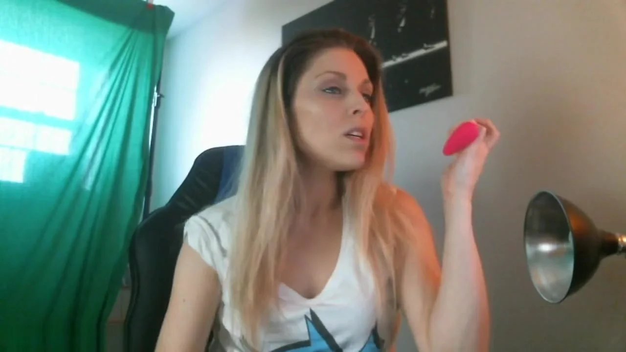 Hot Blonde Cam Girl With Nice Ass