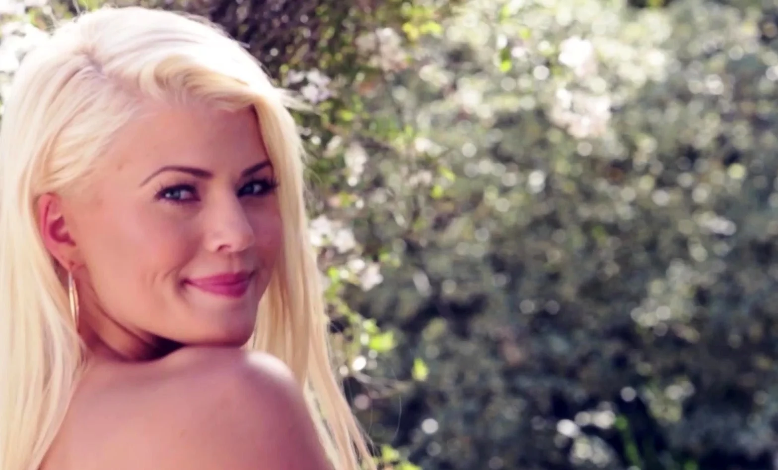Petite blonde MILF shows her perfect ass