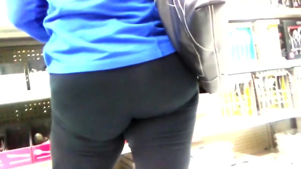 Candid mature booty giving me a show