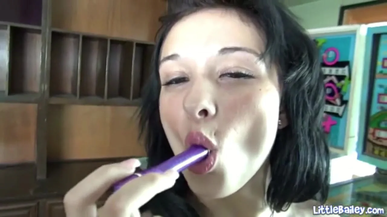 Little Bailey Masturbate and Fingering Pussy