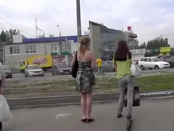 Milf in short dress waits for the metro gets upskirted