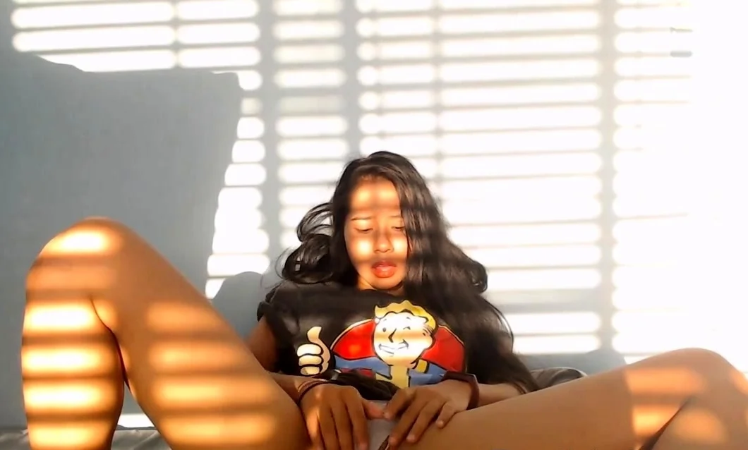 Asian Teen Gamer Masturbates to Orgasm on Webcam