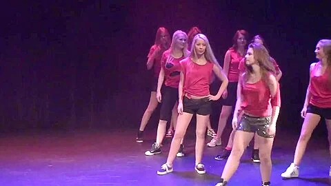Karlijn Verhagen dancing