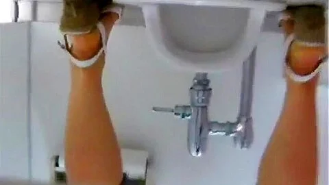 Amateur with big pussy lips spied pissing on toilet