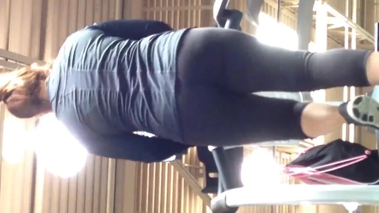Gym Latina milf working her ass