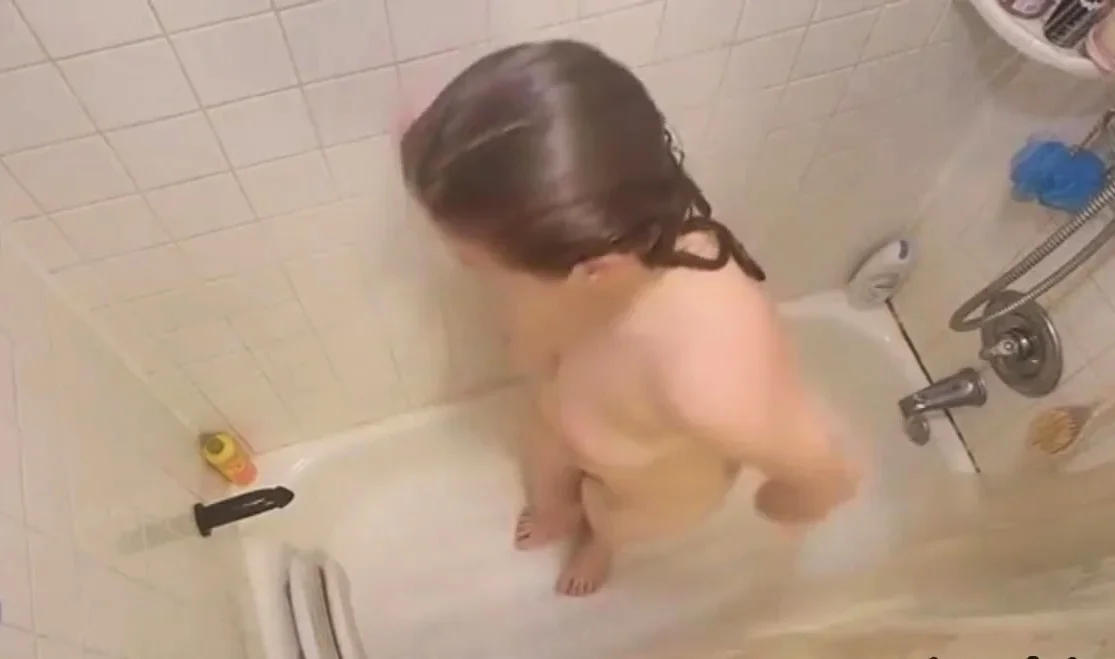 Stepsister 24 shaving her pussy in the bathroom