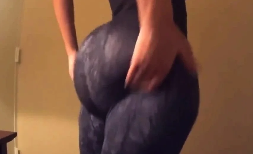 PAWG in Leggings
