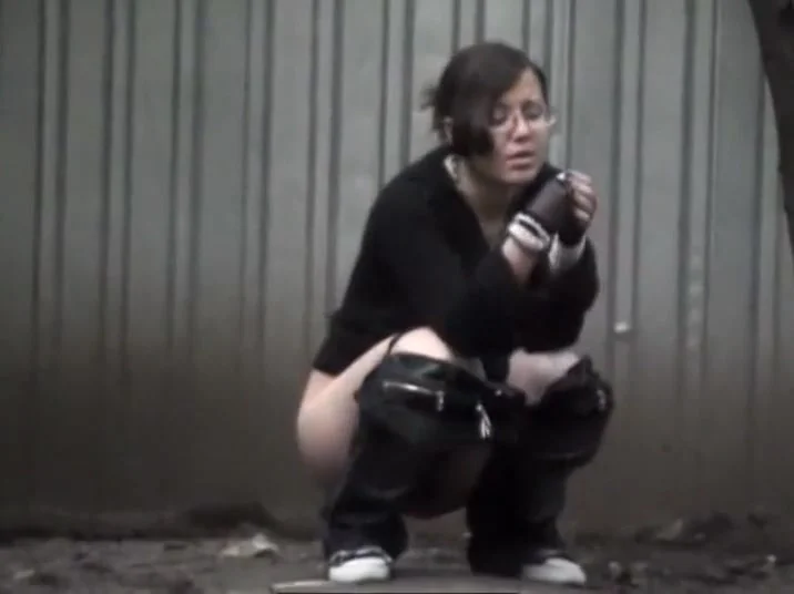 Chubby girl smiled while she pissed
