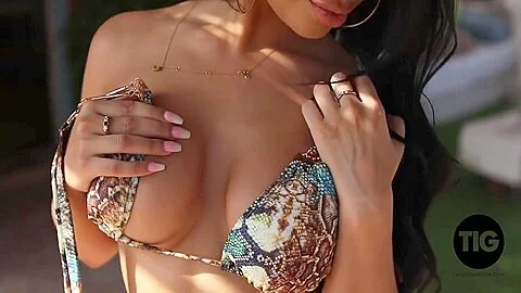 Strips Naked - Nicole Snow
