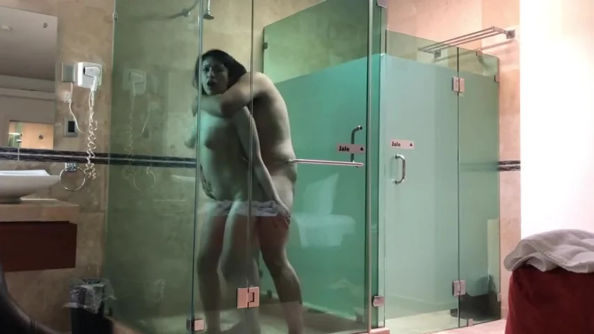 Me cogi a mi hermana en la ducha del hotel a escondidas de nuestros padres