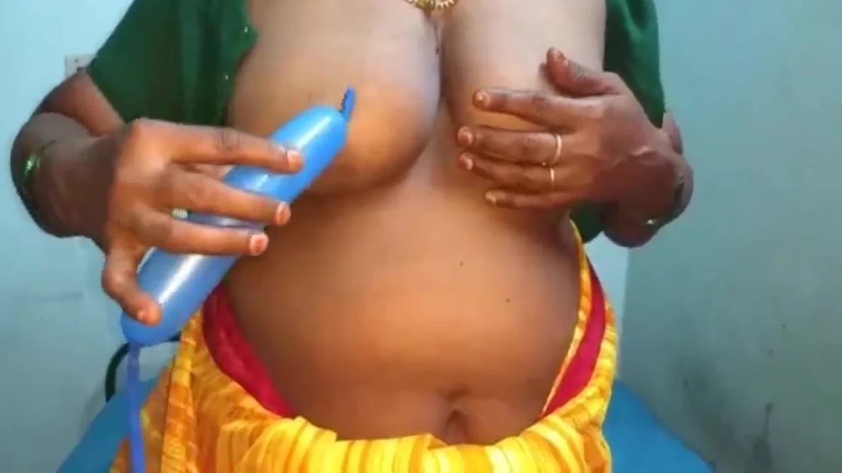 Desi Aunty Showing Her Boobs