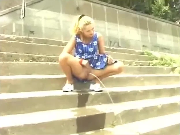 Une belle blonde pisse sur des marches. - PornDoe 1